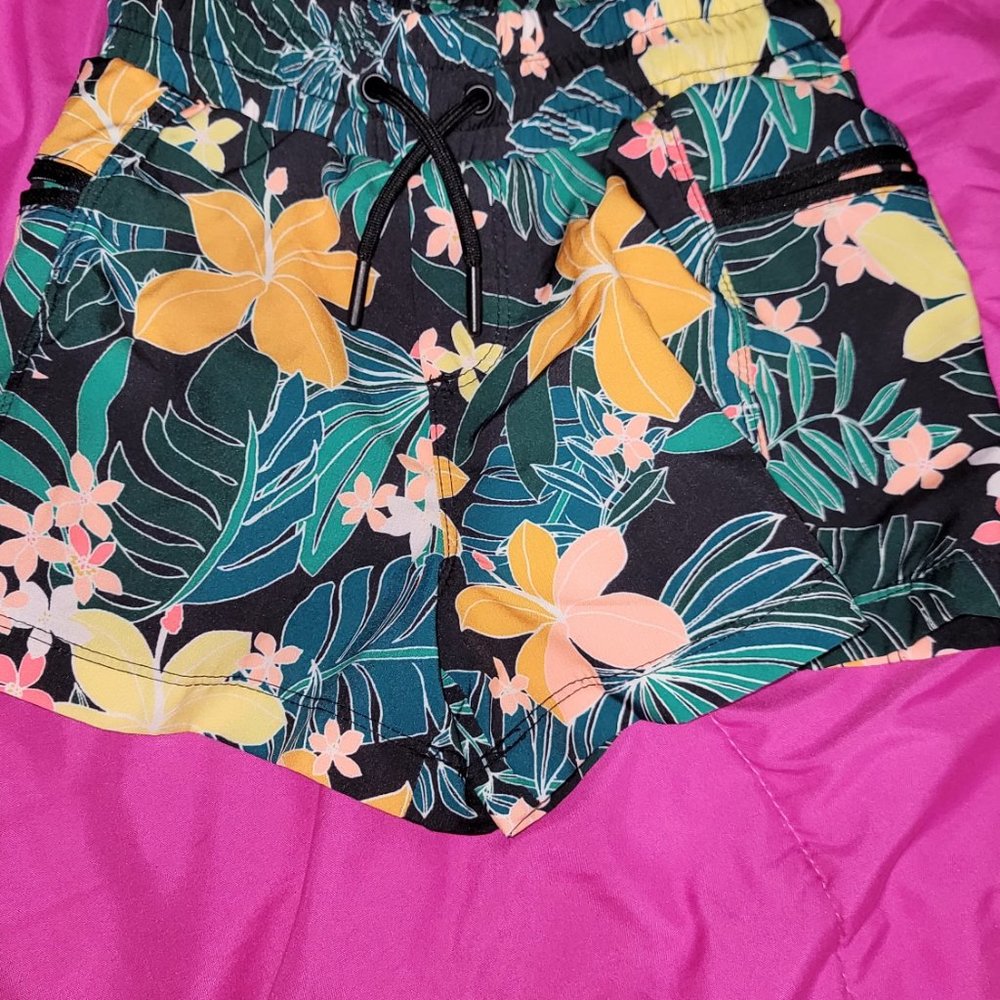 Shorts - Picture 2 of 5